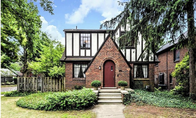 Burns Park Casa | Charming Tudor in the heart of Ann Arbor MI