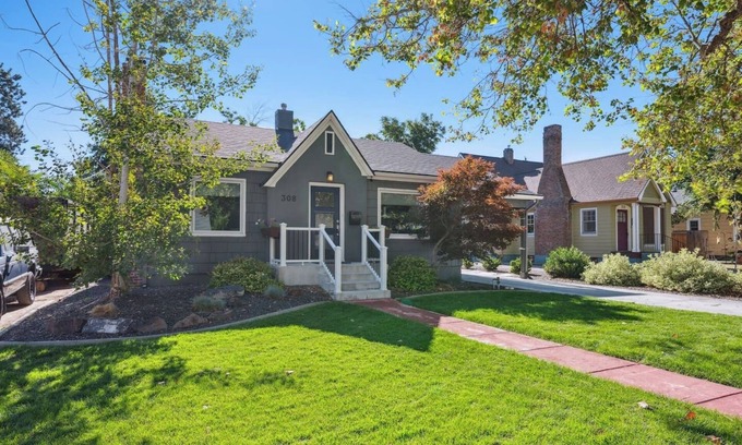 Depot Bench Casa | Charming Tudor On The Bench
