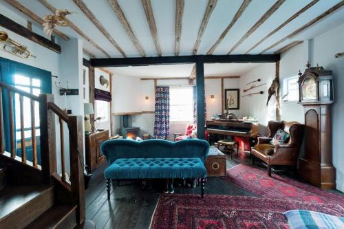 Wivenhoe Casa | Charming Tudor riverside house