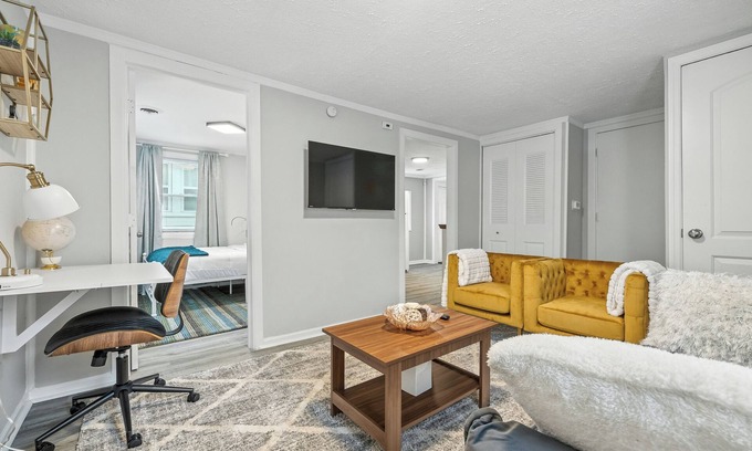 Indianapolis Casa | Charming Two-Bedroom House Near Downtown Indy with full kitchen & strong Wi-Fi
