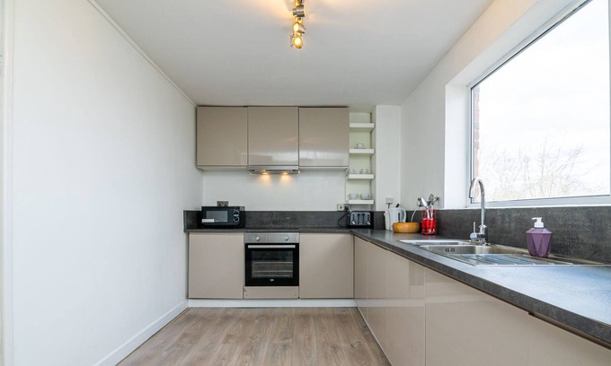 Alperton Apartamento | Vrbo Property