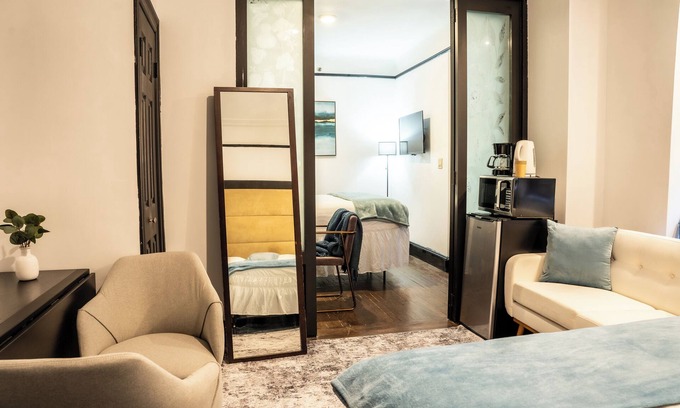 Central New York City Apartamento | Charming Two-Bedroom Apartment in Historic Mansfield Residence