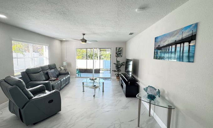 Oldsmar Casa | Charming Two bedroom house near Beaches and Tampa Bay attractions.