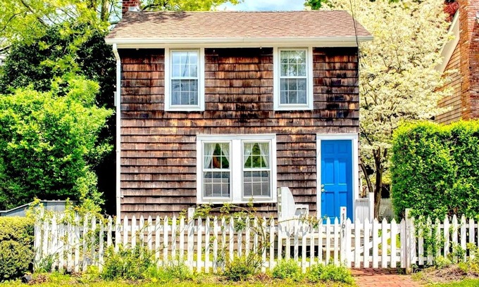 Sag Harbor Cabaña | Charming two bedroom cottage--walk to village