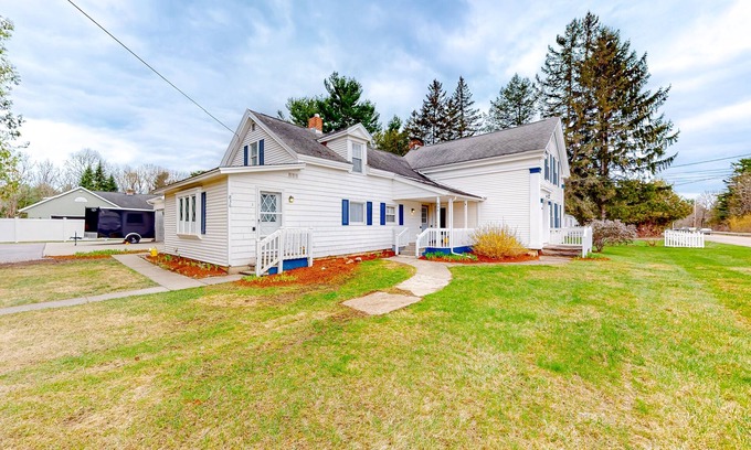 Colchester Casa | Charming two-story duplex with a full kitchen & grassy yard - near Mallets Bay