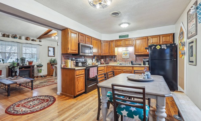 Union Casa | Charming Union Home w/ Backyard, Fire Pit!