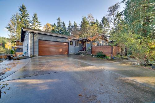 Newcastle Casa | Charming Unit with Deck about 3 Mi to Lake Washington!