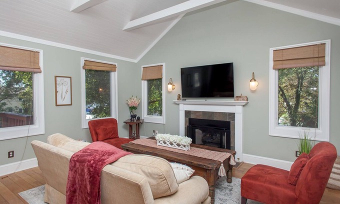 Martha Jefferson Casa | Charming Updated 3 Bedroom Home Near Downtown