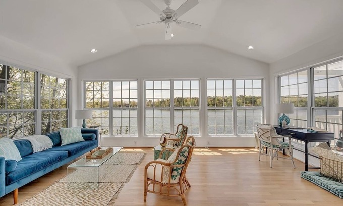 Crane Hill Cabaña | Charming & updated 2 bedroom 1 bath lakefront cottage on Smith Lake