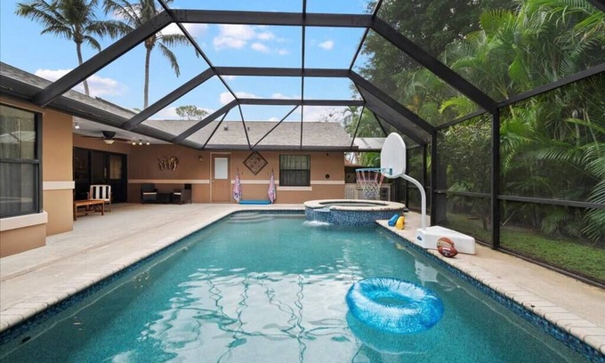 Wellington Casa | Charming, updated and relaxing 4-bedroom house with a pool in lovely Wellington