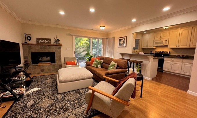 Pleasant Hill Casa | Charming Updated 2-bedroom townhome with Garage, AC, WiFi in Pleasant Hill