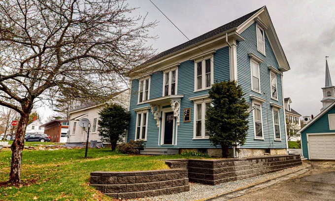 Bucksport Casa | Charming upstairs duplex with fast WiFi, partial AC, & walkable location
