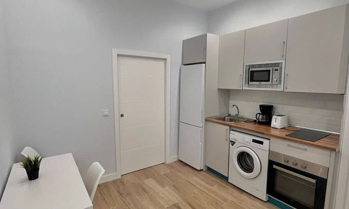 Hortaleza Apartamento | Comodidad en la Ciudad | Ideal para Dos | Cerca de IFEMA
