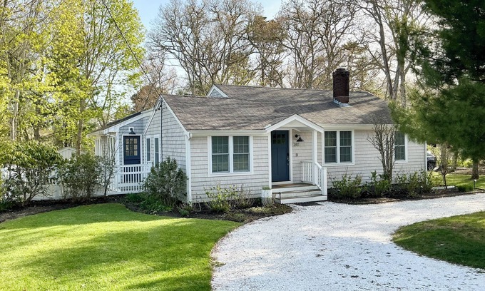 Cotuit Casa | Charming Vacation Rental-Pet Friendly in the Heart of Cotuit-A/C and Beach Pass-Sleeps 6