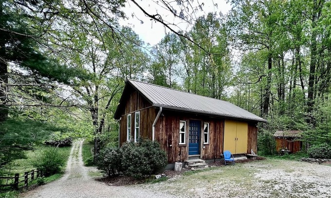 Afton Cabina | Charming Vacation Rental in a Barn on a Horse Farm near Afton Mountain in Virginia