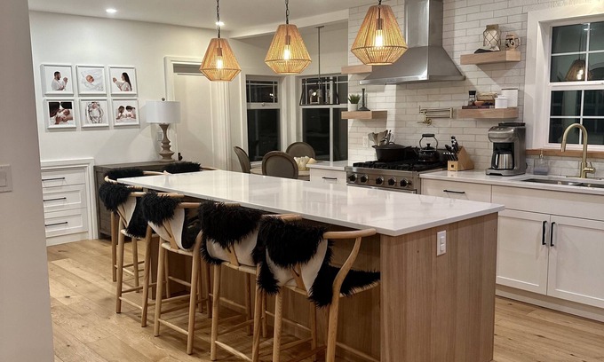 Saanich East Casa | Charming Victoria Character home-Pet Friendly!