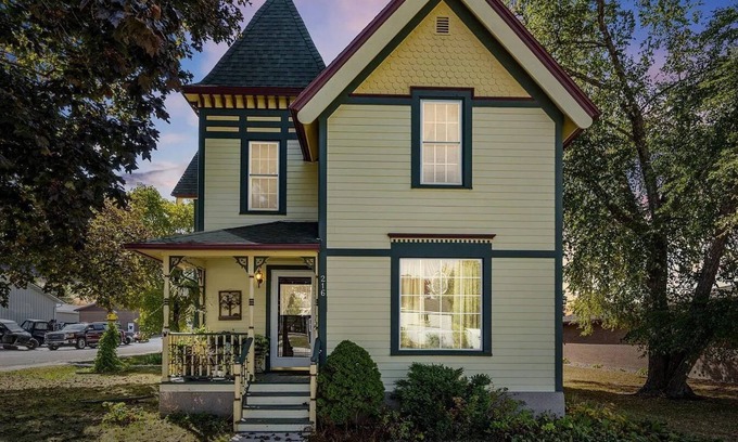 Fairbank Casa | Charming Victorian 4-bedroom, 2-bathroom house in Fairbank, IA, sleeps 8.