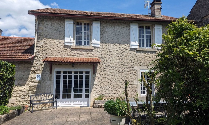 Le Montsaugeonnais Cabaña | Villa con Jardín Privado Cerca de Viñedos y Lagos en Montsaugeonnais