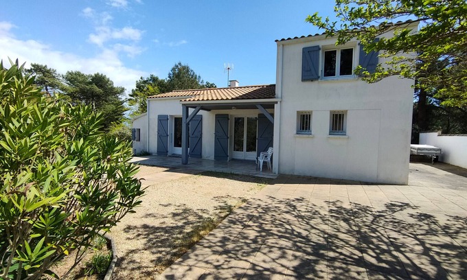 La Faute-sur-Mer Casa | Villa tranquila en zona boscosa popular, cercana a la playa