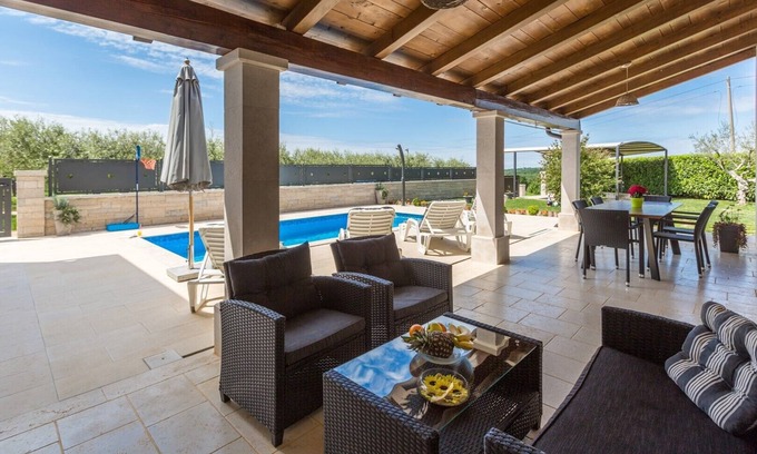 Selina Villa | Villa maravillosa en Sv. Lovrec con piscina, jardín, barbacoa y parque infantil