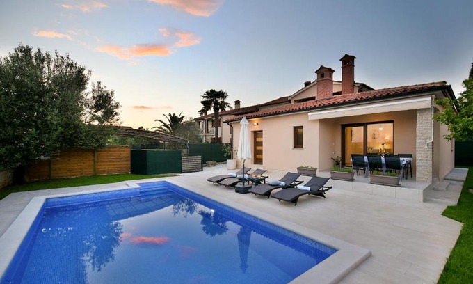 Galizana Villa | Charming villa Natali with private pool in Pula