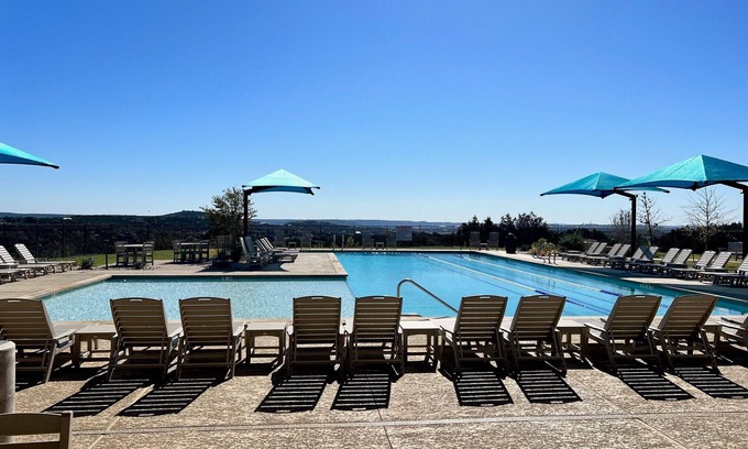 Leander Condominio | Charming Villa on Lake Travis in Hill Country at Hollows Resort, Pools, Trails, Marina