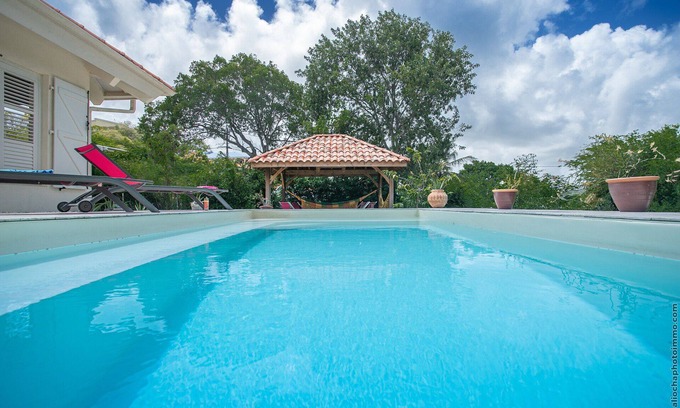 Sainte-Anne Casa | Encantadora villa con piscina privada y jardín.