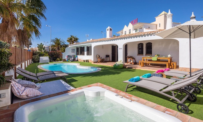 Areias de Sao Joao Villa | Villa con encanto, excelente ubicación, piscinas, patio interior y terraza panorámica