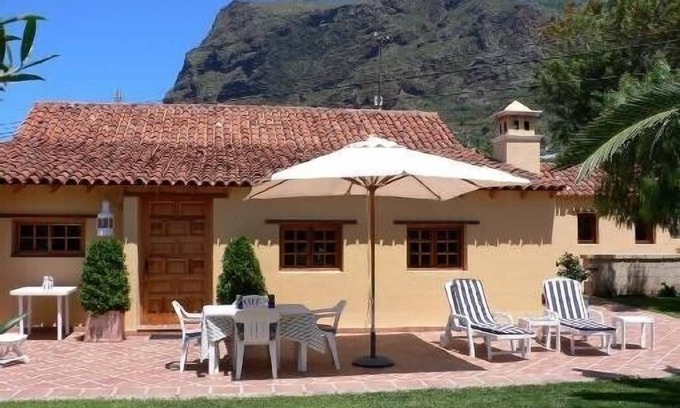 Los Silos Villa | Bonita casa con jardin florido