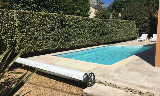 Toulon Villa | Encantadora villa con piscina y jardín maduro, cerca del centro de la ciudad y las playas.