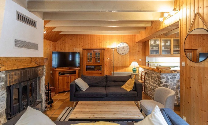 Cauterets Casa | Casa en el centro del pueblo con patio, privacidad y wifi