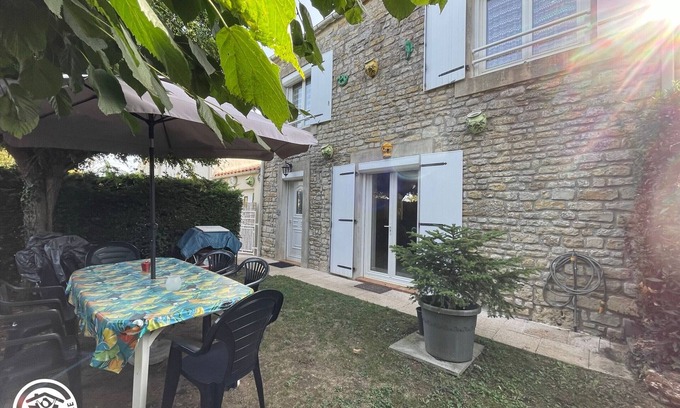 Thire Cabaña | Casa histórica con patio privado y WiFi en el corazón del encantador pueblo de Thiré, cerca del mar.