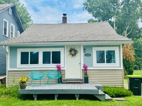 Novi Casa | Charming Walled Lake MI Cottage