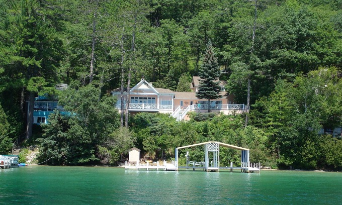 Walloon Lake Cabaña | Encantadora casa de campo en el lago Valonia