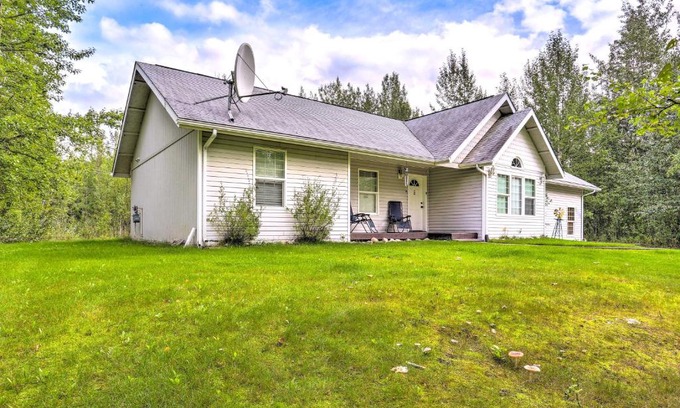 Meadow Lakes Casa | Charming Wasilla Retreat Walk to Lake Lalen!