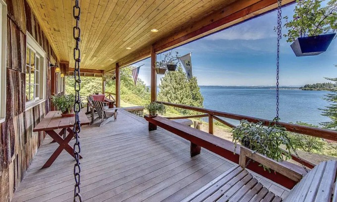 Rollingbay Cabina | Charming Waterfront 4 Bedroom Cabin