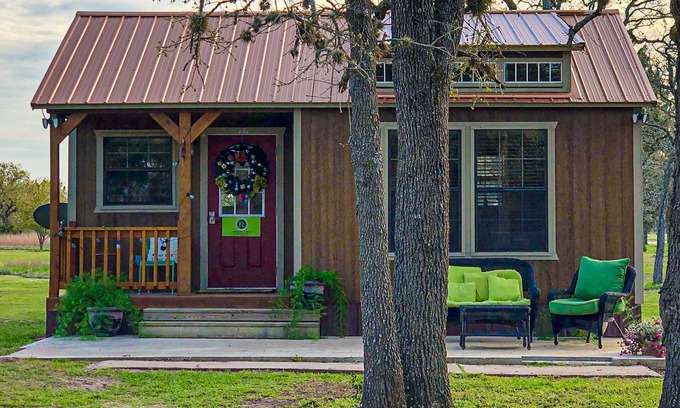 Ledbetter Cabina | Charming water-view cabin with kitchenette, streaming, patio, partial AC, & WiFi