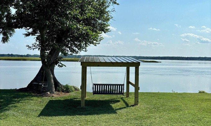 Loretto Cabaña | Charming waterfront 1-bedroom cottage in lovely Colonial Beach with WiFi, AC