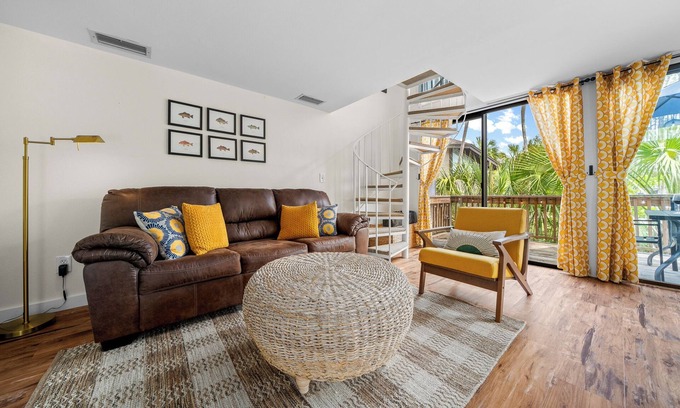 Crystal River Condominio | Charming Waterfront Retreat - Scalloping - Dock Access - Pool - AC - King Bed!