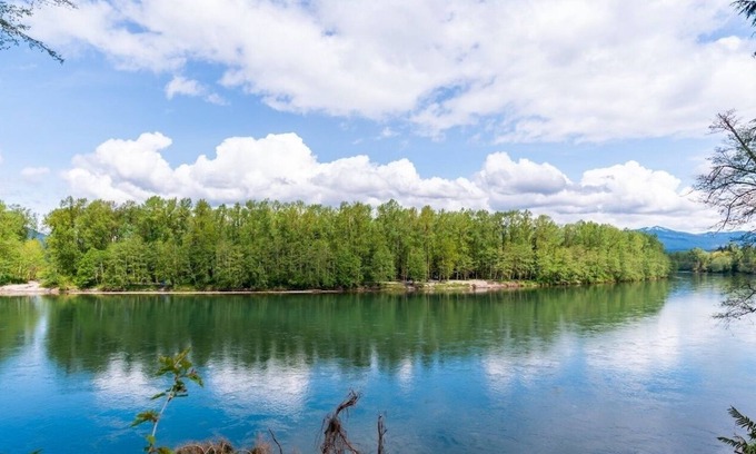 Sedro-Woolley Casa | Charming Waterfront Retreat with Fireplace