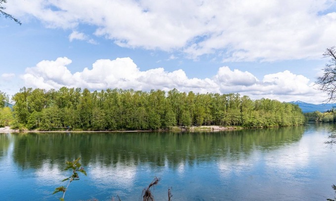 Sedro-Woolley Casa | Charming Waterfront Retreat with Fireplace