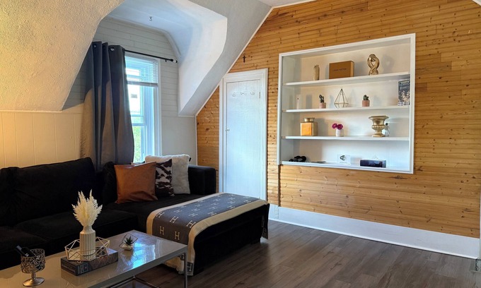 Quinte West Apartamento | Charming Waterfront Loft + NearShops+Scenic