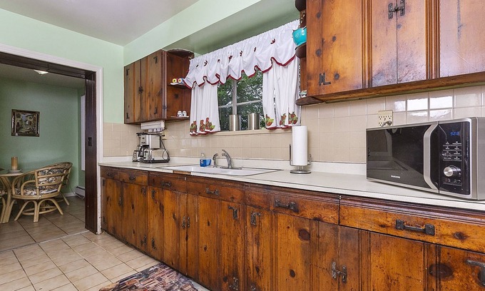 Willoughby Spit Cabina | Charming Waterfront 3 Bedroom Cabin by RedAwning