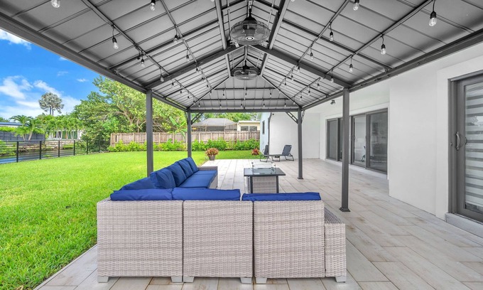 Ojus Casa | Charming Waterfront in Aventura | Stunning Stay