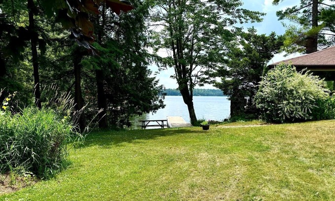 Havelock-Belmont-Methuen Cabaña | Charming waterfront retreat nestled on the serene shores of Oak Lake.