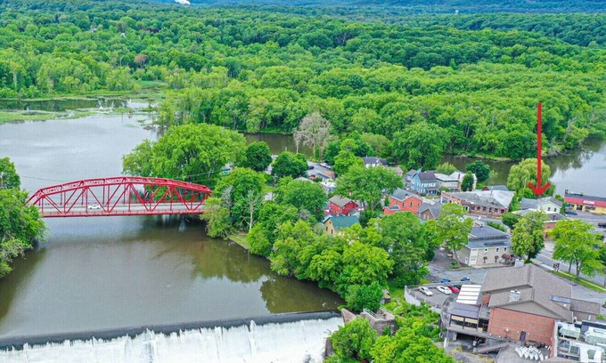 Saugerties South Apartamento | Charming Waterfront 3BR, Hot Tub, Kayaks, Sauna, Pet Friendly,
