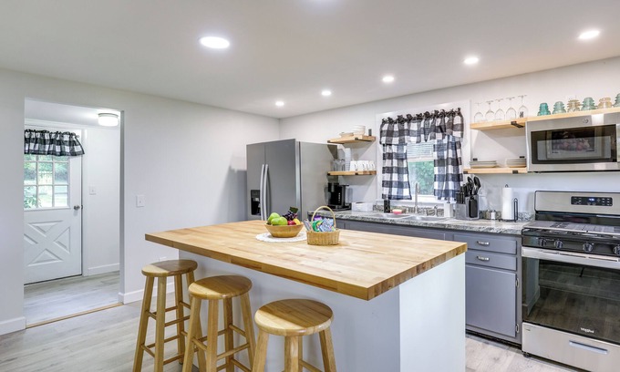 Watkins Glen Cabaña | Charming Watkins Glen Home w/ Yard!