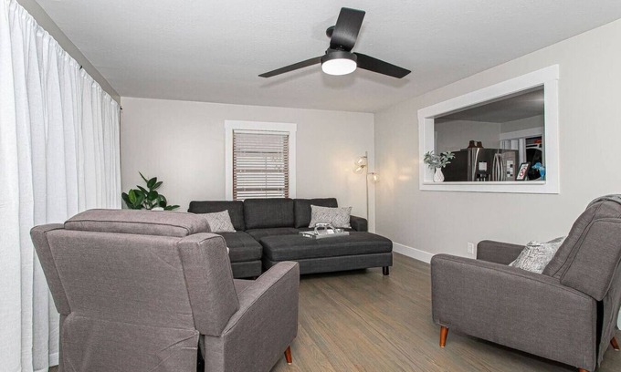 Ashley Oaks Casa | Charming West Knox Cottage w/ Carport & Patio