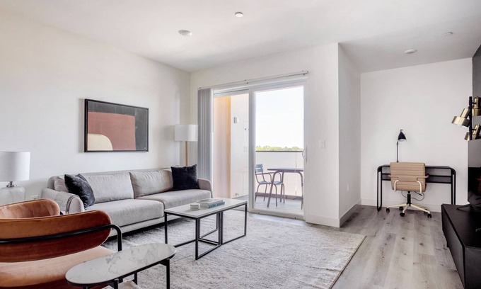 Mar Vista Apartamento | Charming West LA 1BR w/ Rooftop & Gym, Close to Beach, by Blueground