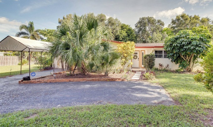 Greenacres Casa | Charming West Palm Beach Home w/ Private Yard!